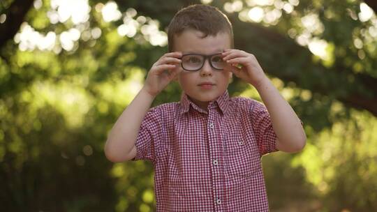 戴眼镜的可爱男孩视频素材模板下载