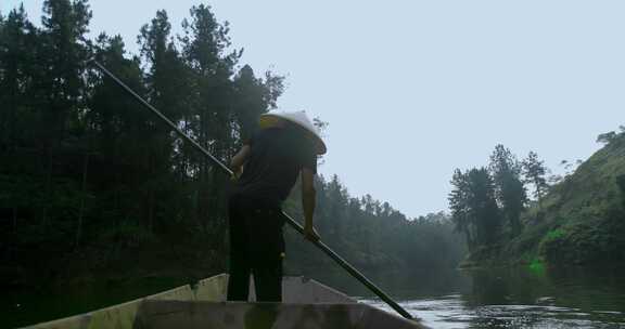 4K高清实拍渔夫打鱼划船划桨