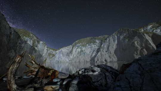 挪威罗弗敦的夜间星空与山地和海洋海滩的超