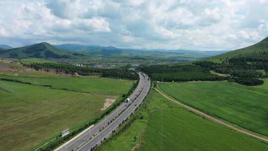 航拍草原天路 草原公路 公路上行驶的汽车