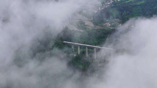 高铁在云雾中穿行
