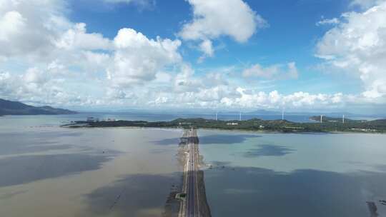 蓝天白云下的海上公路航拍