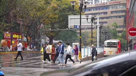 城市道路斑马线行人过斑马路街道公路路口