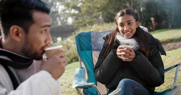 夫妇，咖啡和谈论营地椅户外在大自然中的乐
