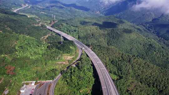 航拍云南大山里的高速公路