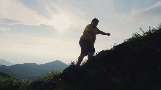 一个肥胖男子在登山运动减肥