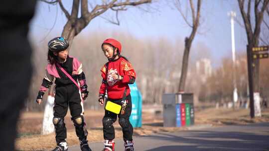 公园里滑轮滑的小姑娘