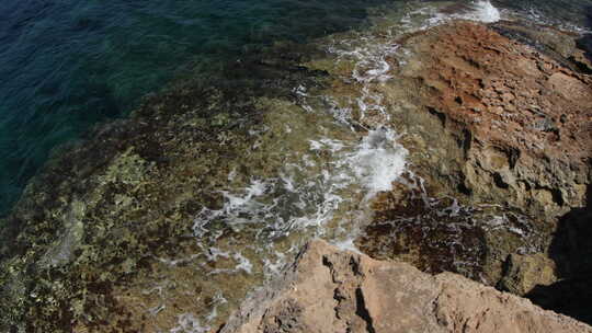 海浪拍打礁石