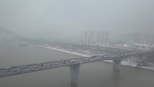 航拍武汉长江二桥冬天下雪车流