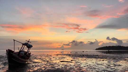 日落时海滩上搁浅的船