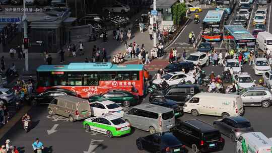 城市路口车辆拥堵景象