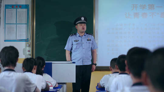 警察到学校开展法制知识讲堂、学法用法