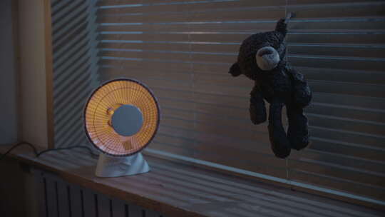 小太阳烘干湿漉漉的小熊玩偶视频素材模板下载