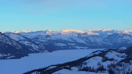 新疆阿勒泰冬季喀纳斯湖雪山水墨画雪景日出