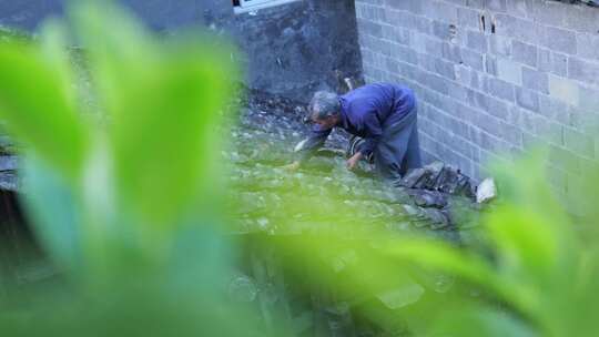 农村传统房屋建筑房子捡瓦布瓦老人