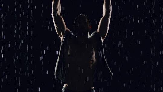 在雨中锻炼的运动员