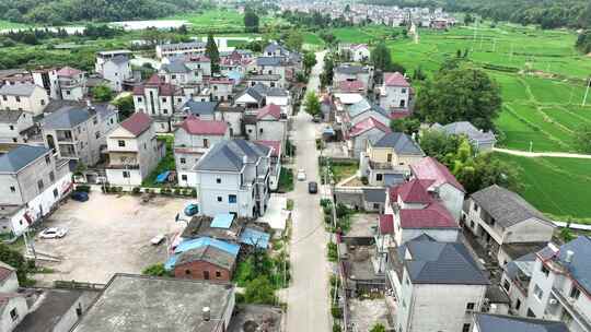 汽车行驶乡村公路航拍车辆行驶农村道路风景