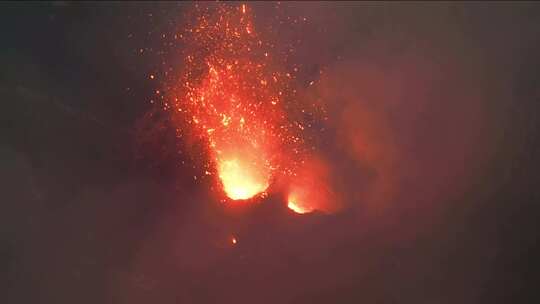 航拍火山爆发