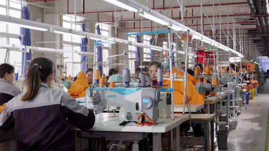 服装厂纺织业工人工作制作衣服