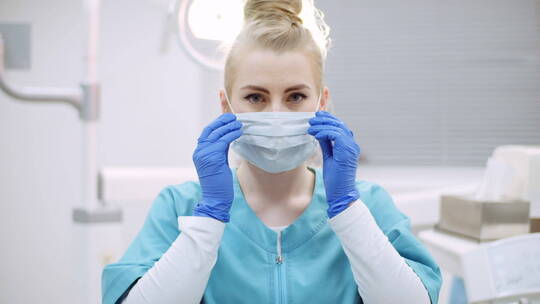 牙医在手术前戴上防护面罩