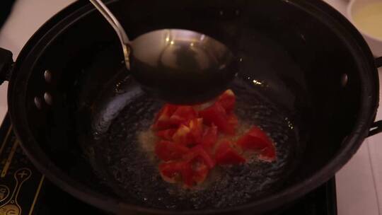 大厨炒制番茄汁底料