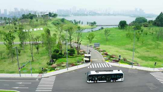 航拍公交车行驶在城市湿地公园道路(合集)