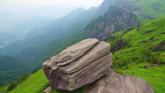 无人机飞过云雾缭绕的山脉航拍武功山云海