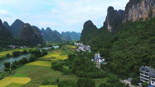 航拍桂林阳朔遇龙河十里画廊竹筏漂流稻田