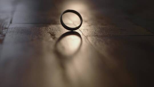 木地板上的旋转的戒指