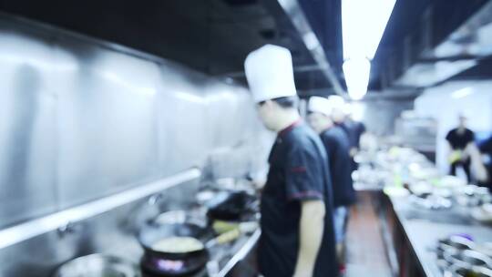 餐厅厨房的厨师忙碌模糊的身影