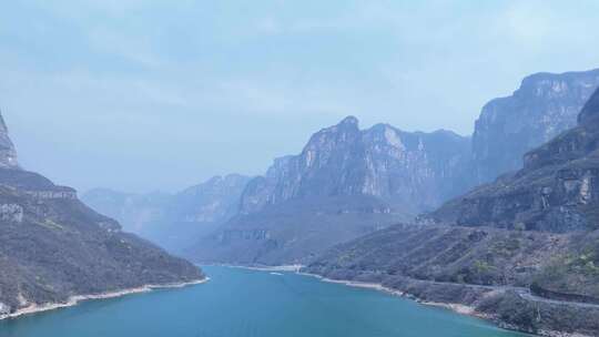 湖泊山林山道车辆大巴车横移