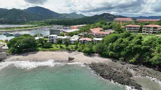 海岸宁静：海滩上的绿松石美景