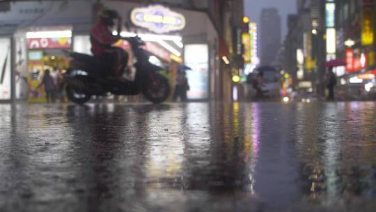 雨天街头骑行的人