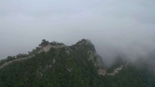 航拍北京怀柔箭扣长城的云海