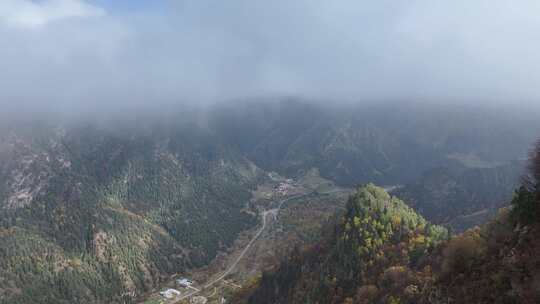 青海互助北山秋景雪山云雾航拍视频