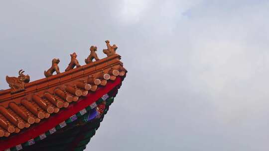 蓝天白云下的中国古建筑屋顶脊兽特写空镜头