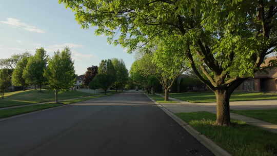 美丽的春日，美国郊区街道的POV镜头
