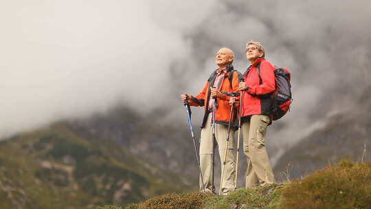 山顶上的两名高级徒步旅行者视频素材模板下载