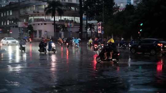 雨中城市繁忙的街道