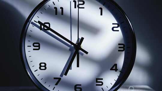 特写时钟表盘与光影