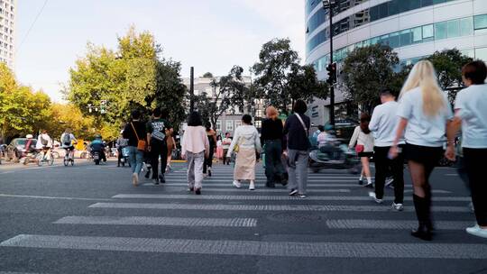 行人过马路街景