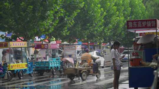 街边占道摆摊小吃街夜市摊雨中冒雨辛苦赚钱