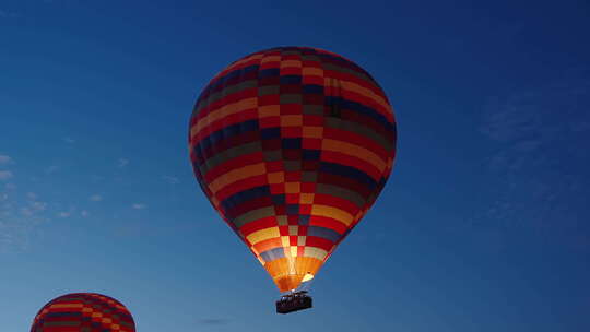 超大彩色格子热气球，飘在空中