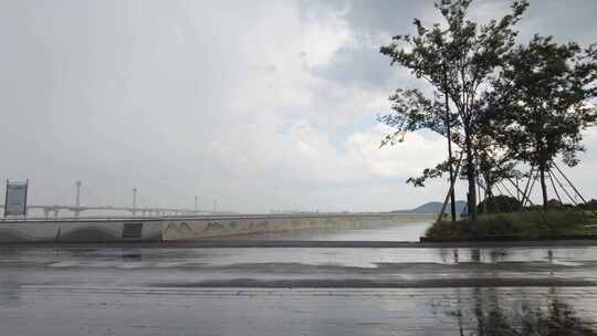 杭州钱塘江乌云密布下暴雨延时摄影