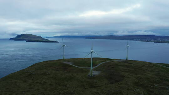 航拍海岸边风力发电机