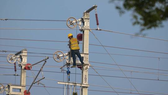 电力工人高空作业视频素材模板下载