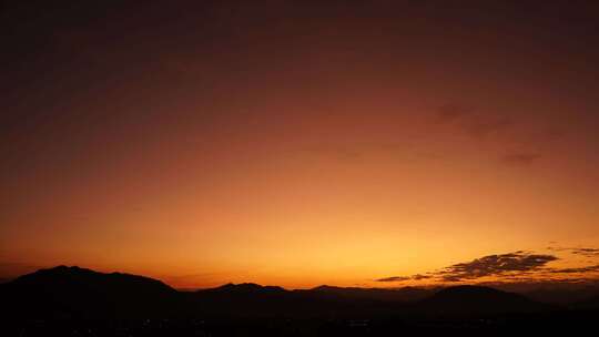 山脉森林夜幕降临远山天黑山峰天色渐渐变暗