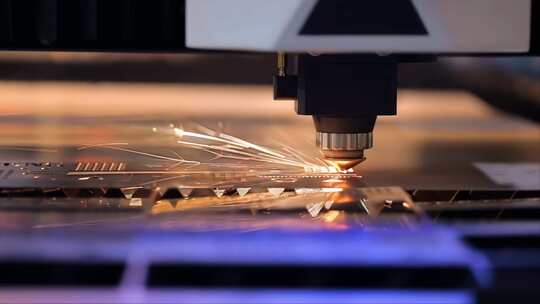 工业激光切割机对金属模具进行切割加工特写