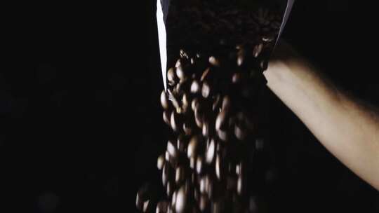 咖啡制作倒咖啡豆特写镜头