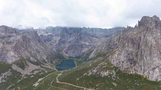 莲宝叶则扎尕尔措险峻山峰山间湖泊云海延时